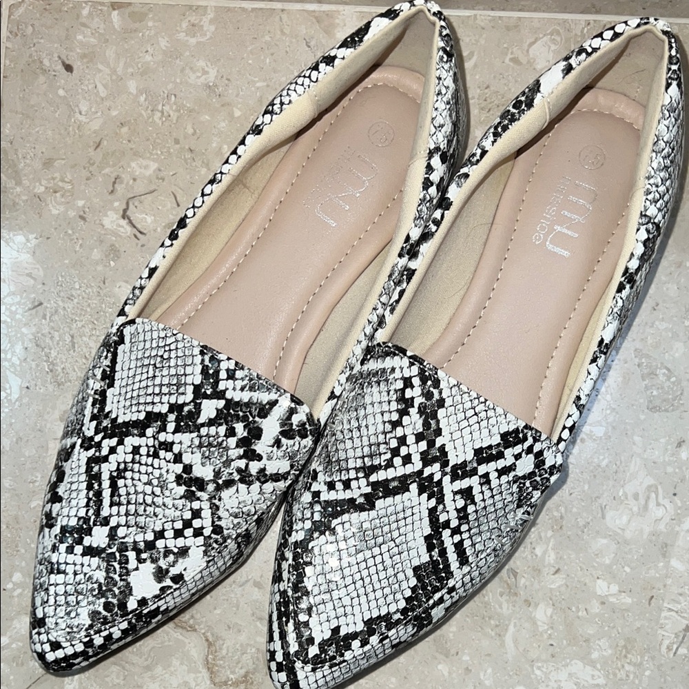 Women’s Black and White Snakeskin Flats